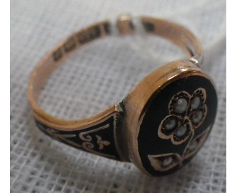 A 9CT GOLD PEARL AND ENAMEL MOURNING RING