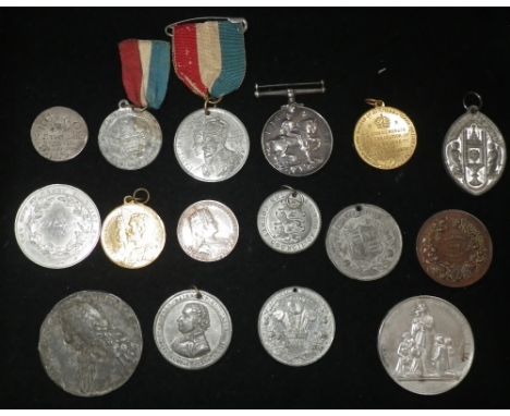 A FIRST WORLD WAR MEDAL and a quantity of souvenir medallions 