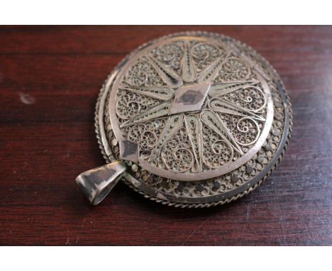 Sterling Silver compact with applied filigree decoration 67g total weight 