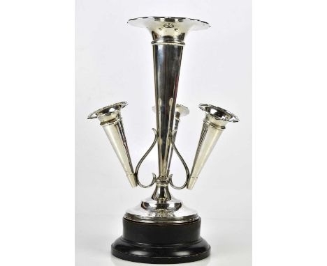 BOARDMAN, GLOSSOP &amp; CO; a George V hallmarked silver three vase epergne, Sheffield 1921, inscribed 'Presented to M. Pollo