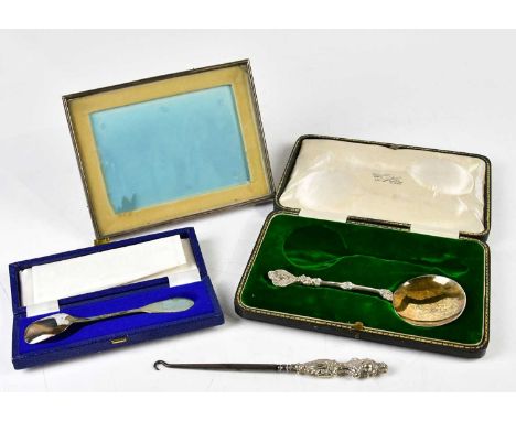 WILLIAM HUTTON & SON; an Edward VII hallmarked silver spoon with cast handle and dished bowl, Sheffield 1906, a cased hallmar
