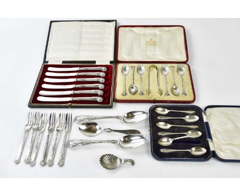 JOSIAH WILLIAMS &amp; CO; a cased set of six Edward VII hallmarked silver teaspoons and matching sugar tongs with shell bowls