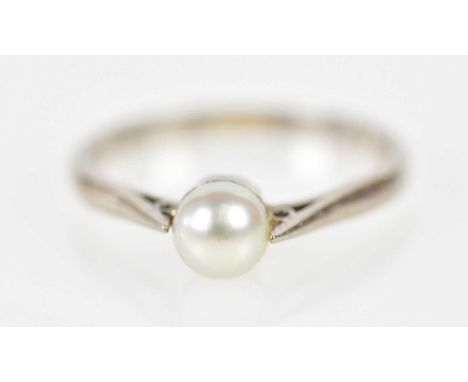 An 18ct white gold and pearl set ring, size J, approx 1.7g.