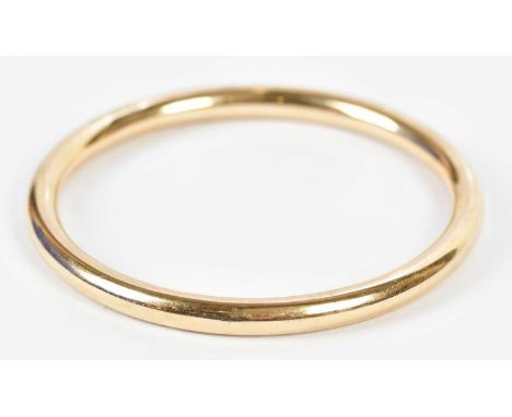 A 9ct yellow gold bangle, approx. 11.1g, external diameter 80mm, internal diameter 70mm, width 6mm.Condition Report: There ar