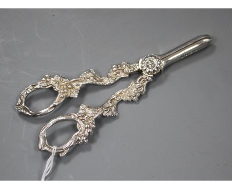 A modern pair of silver grape shears, with fruiting vine handles, P.H. Vogel &amp; Co, Birmingham, 1976, 16.4cm, 3.5 oz. Cond