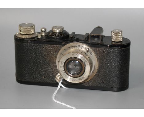 An Ernst Leitz 35mm camera, no. 150854, with Elmar 1:35 50mm lens, 13cm, height 7cm Condition: Worn around the bezel of the l