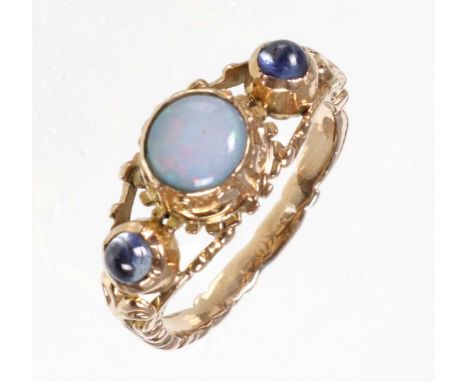 Opal Ring mit Saphiren – GG 585 Goldschmiede Anfertigung punziert Gelbgold 585 (14 Karat), ca. 4,9 Gramm, die floral verziert