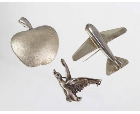 3 figürliche Silber Broschen punziert Silber 800, 835 und 925, ca. 18,25 Gramm, dabei Brosch/Anhänger Silber 835 mit Signet *