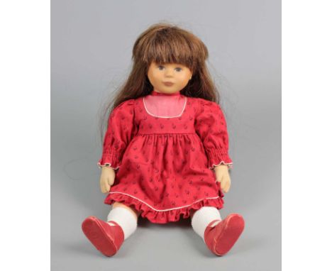 Steiff Puppe *Piroschka* Margarete Steiff Puppe mit braunem langem Kunsthaar, rotes mit stilisierten Blüten verziertes Kleid 
