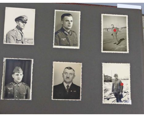 Militär Fotoalbum Drittes Reich braun strukturiertes Leinenalbum, in Fotoecken bestückt mit 124 SW-Photos mit Portrait- und G