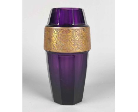 Moser Vase violettes Glas mundgeblasen und von Hand beschliffen, ovoider Facettenkorpus mit vergoldetem Reliefband,  geschnit