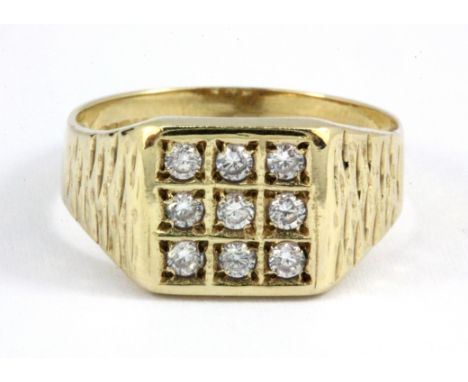 A gentleman's 9ct yellow gold stone set ring, (R.5).