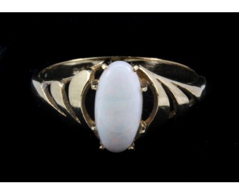 A 9ct yellow gold opal set ring, (O).