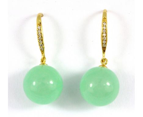 A pair of 925 silver gilt jade set drop earrings, L. 2.5cm.