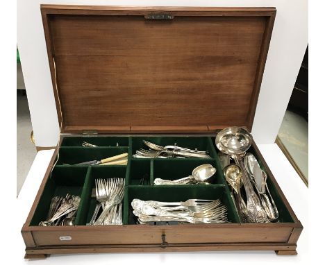 A plated "King's" pattern canteen of cutlery comprising 17 table forks, 17 deesert forks, 17 dessert spoons, 11 tablespoons, 