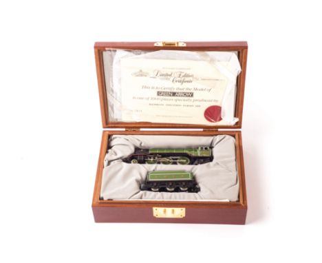 Bachmann 00 Gauge Presentation Set: 31-550 LNER apple green V2 4771 ‘Green Arrow’, Ltd Ed 1612/1000 2nd Edition with 9ct Gold