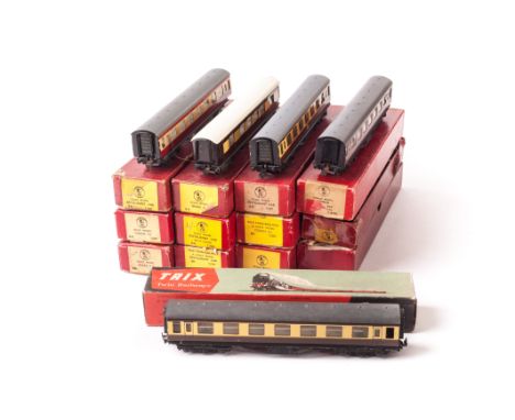 Trix Twin Railway 00 Gauge ‘Scale length’ coaching stock: 18 BR Red/cream bogie coaches (9 in boxes, 5 sans roofs) P-VG; 2 Pu