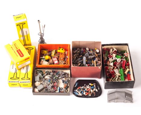 Accessories by various makers: including Märklin 3047 Station Lamps (13, 5 boxed), unboxed Wiking Vehicles (40+), Seated Pass