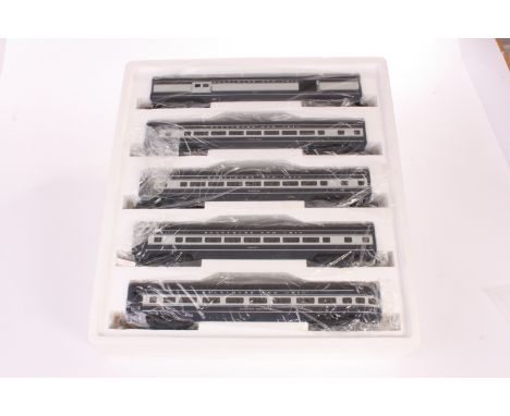 An MTH (Lionel-style) American 0 Gauge 3-rail ‘Cincinnatian’ five-coach train pack: in Baltimore and Ohio black/grey livery, 