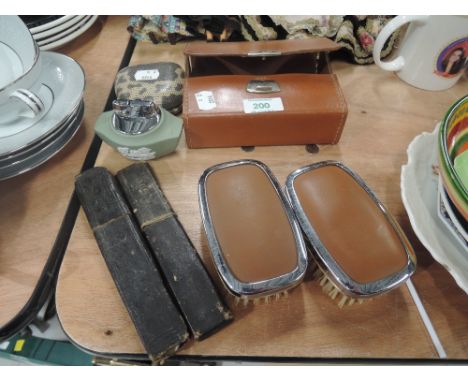A selection of vintage gentlemans shaving itemsBoth in good condition