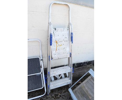 Two rung decorators platform/step ladder