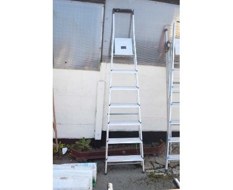 Six-rung decorators step ladder