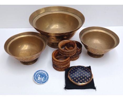 MIXED COLLECTION - COMPACT, WOODEN NAPKIN RINGS, SPODE BROOCH, BRASS BOWLS