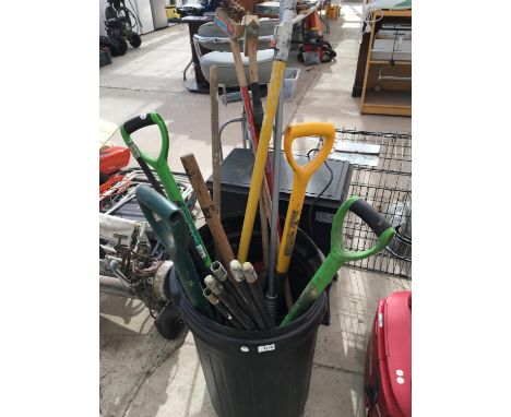 A QUANTITY OF GARDEN TOOLS AND A DUSTPAN 