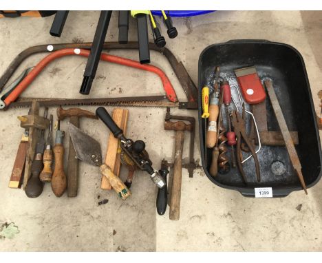 A QUANTITY OF HAND TOOLS TO INCLUDE SAWS AND SPIRIT LEVEL 