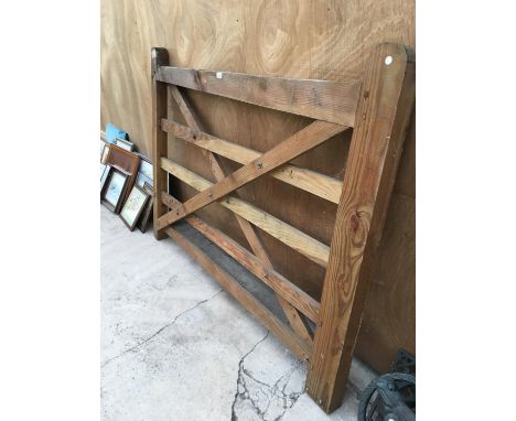 A FIVE BAR WOODEN GATE WITH CROSS BARS, WIDTH 167CM, HEIGHT 123CM 