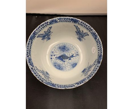 A 19TH CENTURY CHINESE BLUE AND WHITE FISH DESIGN BOWL WITH FOUR CHARACTER KANGXI MARKS TO THE BASE 18CM DIAMETER 
