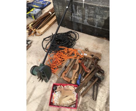 A QUANTITY OF TOOLS TO INCLUDE WOOD PLANES, HAMMERS, ELECTRIC LEADS ETC. 