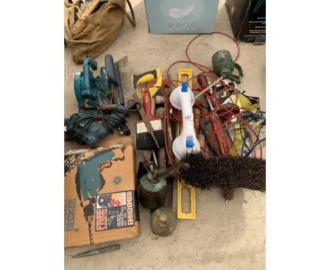 A LARGE QUANTITY OF TOOLS TO INCLUDE VINTAGE OIL CANS, BLACK AND DECKER DRILL ETC. 