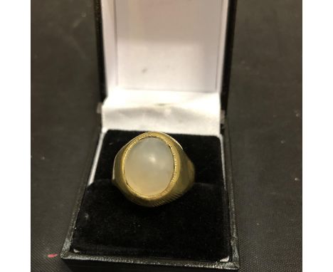 A GENTS YELLOW GOLD RING IN BOX 