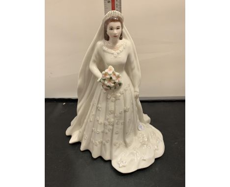 A ROYAL WORCESTER HER MAJESTY QUEEN ELIZABETH II &amp; H.R.H THE DUKE OF EDINBURGH DIAMOND WEDDING ANNIVERSARY FIGURINE 