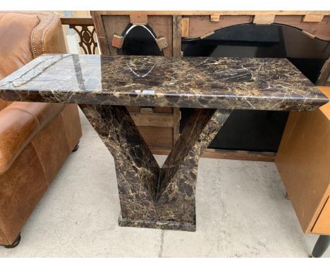 A MODERN MARBLE EFFECT CONSOLE TABLE, 43" WIDE 