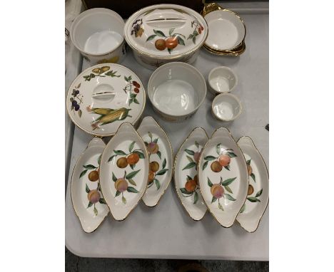 A SET OF ROYAL WORCESTER 'EVESHAM' TABLEWARE 