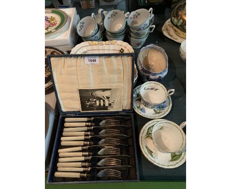 A SELECTION OF CHINA WARE TO INCLUDE SPODE AND A VINTAGE HINGED BOX OF FISH KNIVES AND FORKS 