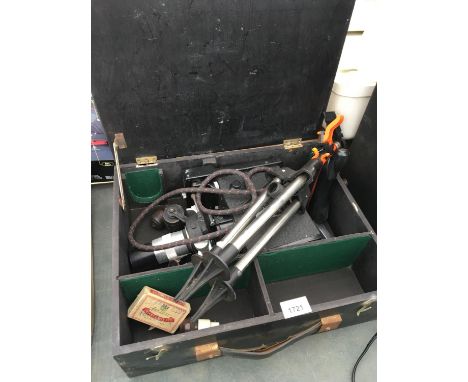 A VINTAGE PULLIN OPTICS PROJECTOR WITH TRIPOD IN A WOODEN CASE 