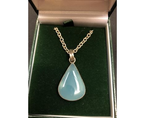 A SILVER PEARL DROP NECKLACE AND CHAIN 