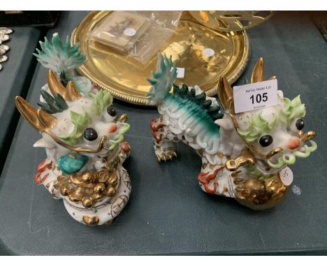 A PAIR OF COLOURFUL ORIENTAL CERAMIC FOO DOGS 