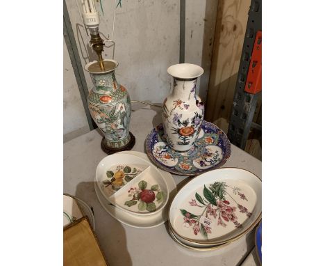 A SELECTION OF CHINA TO INCLUDE AN ORIENTAL CERAMIC LAMP AND A PAIR OF SPODE SERVING DISHES 