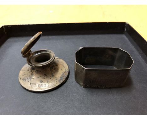 A HALLMARKED BIRMINGHAM SILVER NAPKIN RING AND A HALLMARKED SILVER INKWELL 