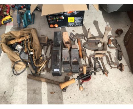 A LARGE QUANTITY OF VINTAGE TOOLS TO INCLUDE WOOD PLANES, FLAT IRON, HAMMERS ETC. 