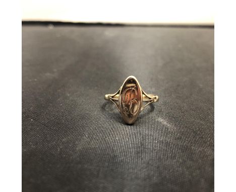 A 9CT GOLD RING 