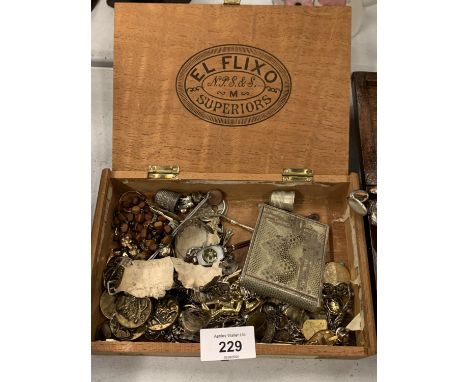 AN EL FIXO SUPERIORS CIGAR BOX CONTAINING JEWELLERY TO INCLUDE A VINTAGE POWDER COMPACT 