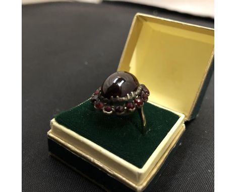 A 9CT GOLD RUBY RING 