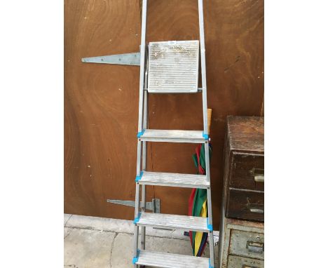 A FOUR RUNG ALUMINIUM BELDRAY SET OF STEP LADDERS INCLUDING AN UMBRELLA 
