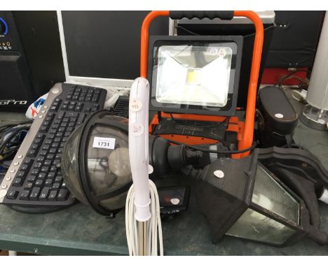 VARIOUS ELECTRICALS TO INCLUDE A ARLEC LAMP, LAMPS, SHREDDER, KEYBOARDS ETC 