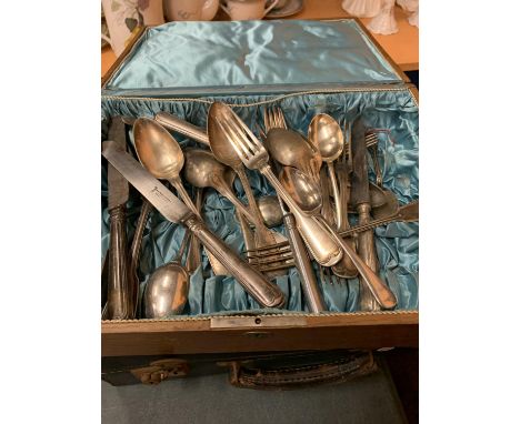 A WOODEN BOX CONTAINING VARIOUS SILVER PLATE AND SHEFFIELD STEEL AND A HARLEQUIN PICNIC CASE TO INCLUDE SOME CERAMIC ITEMS 